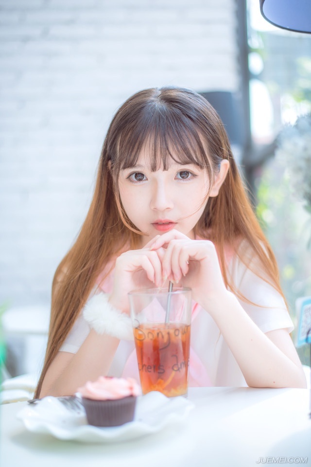 只是心灵无法解脱，爱虽然沉重，但它并不枯燥，乏味。快乐并着痛，幸福的感觉油然而生。所有的一切皆在自己的一念之间。人生之路，也许就是有了这些经历，才会更凭添许多忧伤。